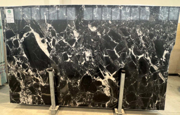 Granitarbeitsplatten in schwarz mit weißer Marmorierung