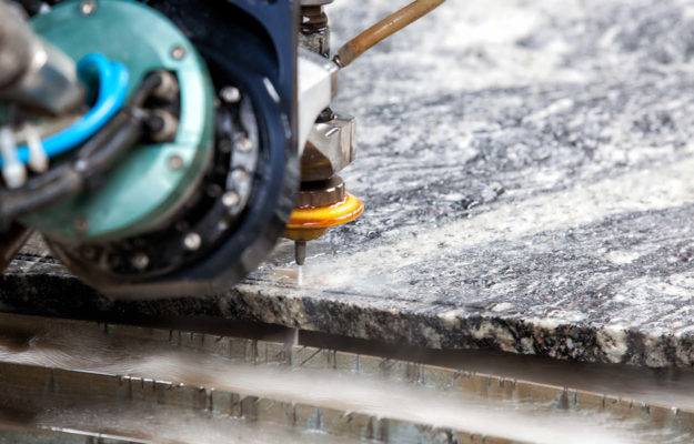 Granitarbeitsplatte wie sie bearbeitet wird