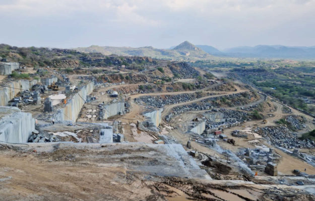 Steinbruch in dem Granit abgebaut wird.